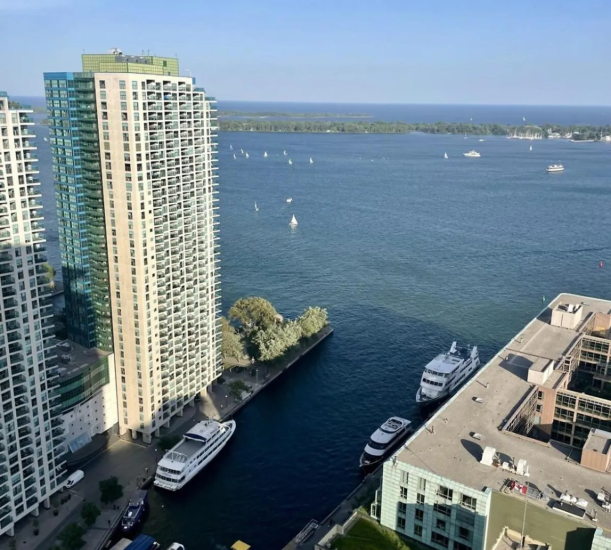 Waterfront Condo 5 Minutes From Rogers Centre Toronto